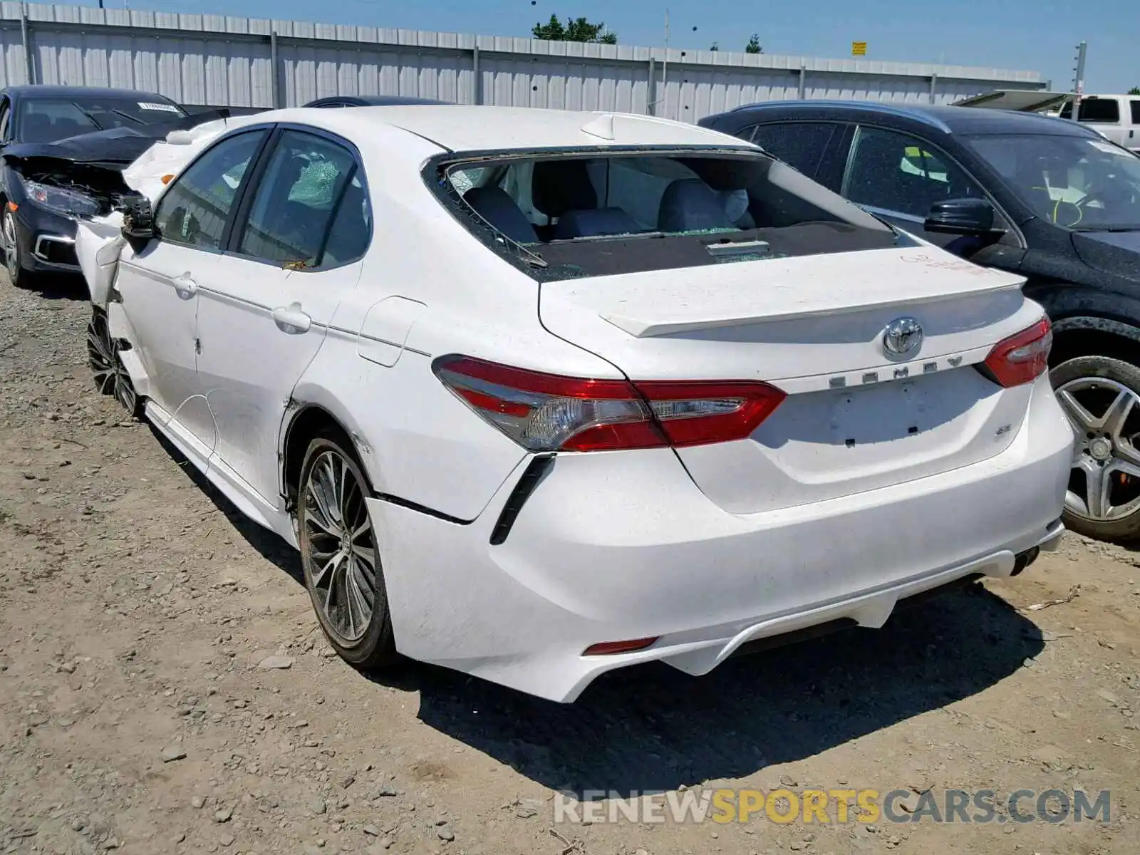 3 Фотография поврежденного автомобиля 4T1B11HK2KU203240 TOYOTA CAMRY 2019