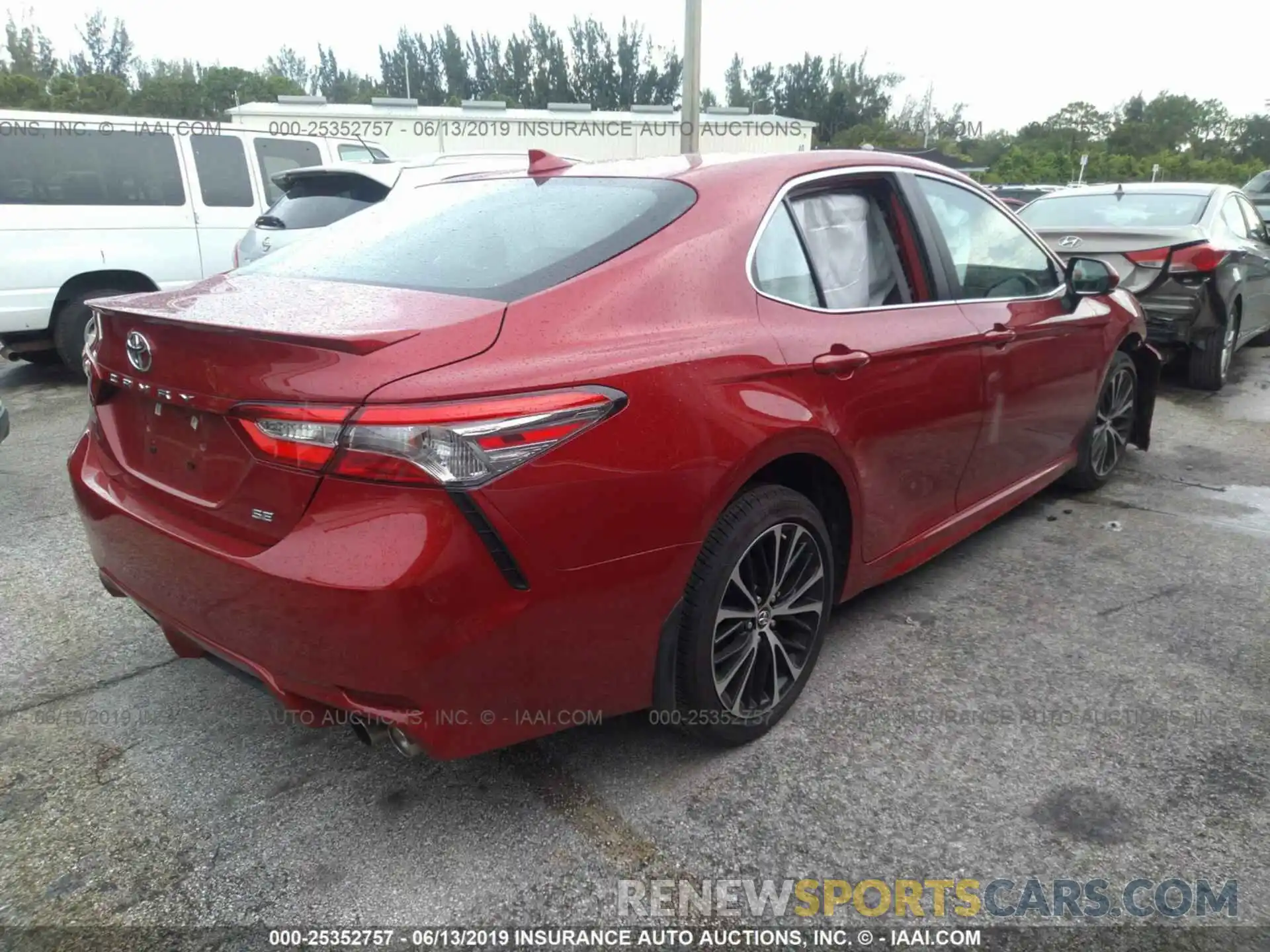 4 Photograph of a damaged car 4T1B11HK2KU212357 TOYOTA CAMRY 2019