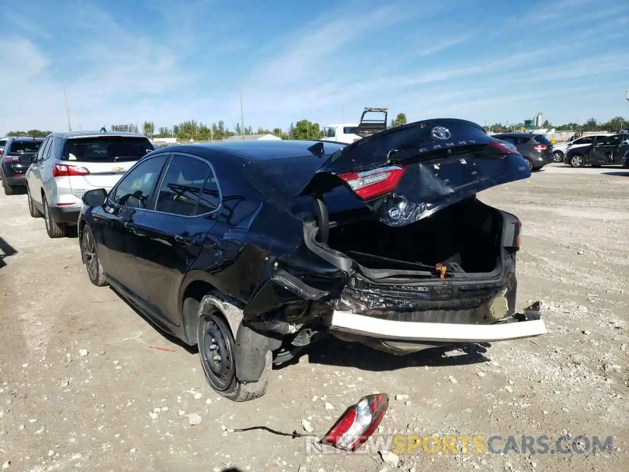 3 Фотография поврежденного автомобиля 4T1B11HK3KU170944 TOYOTA CAMRY 2019