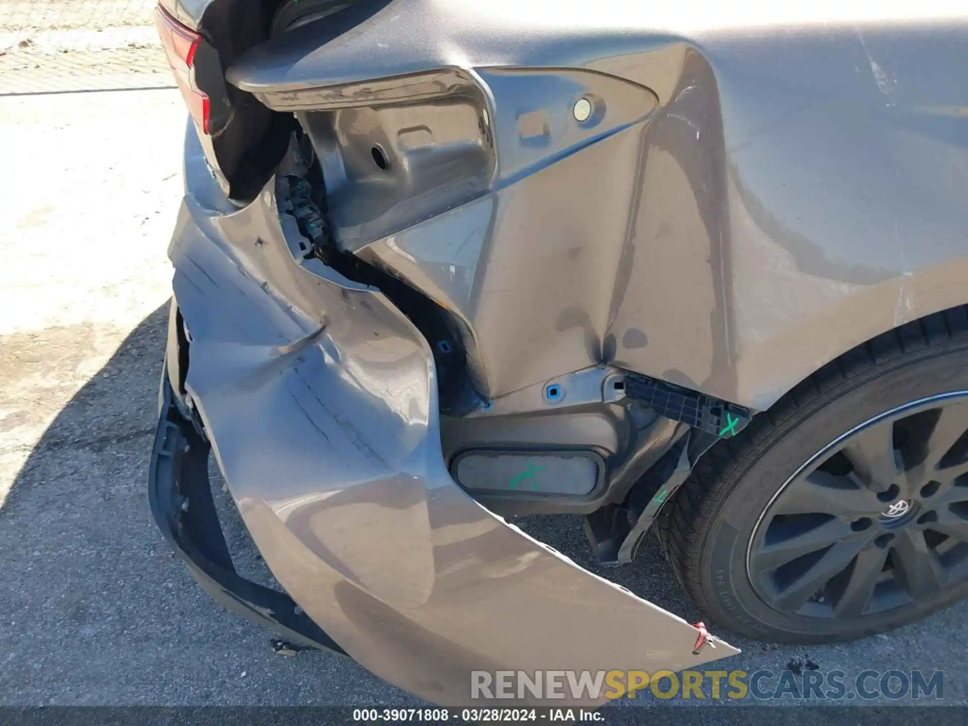 18 Photograph of a damaged car 4T1B11HK3KU205675 TOYOTA CAMRY 2019