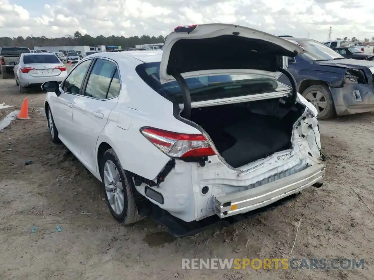 3 Фотография поврежденного автомобиля 4T1B11HK3KU687919 TOYOTA CAMRY 2019