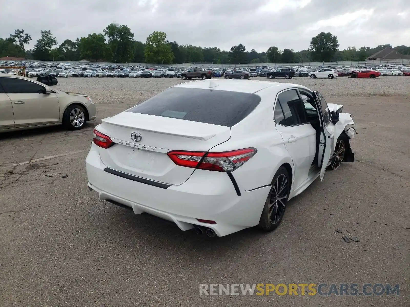 4 Photograph of a damaged car 4T1B11HK4KU189048 TOYOTA CAMRY 2019