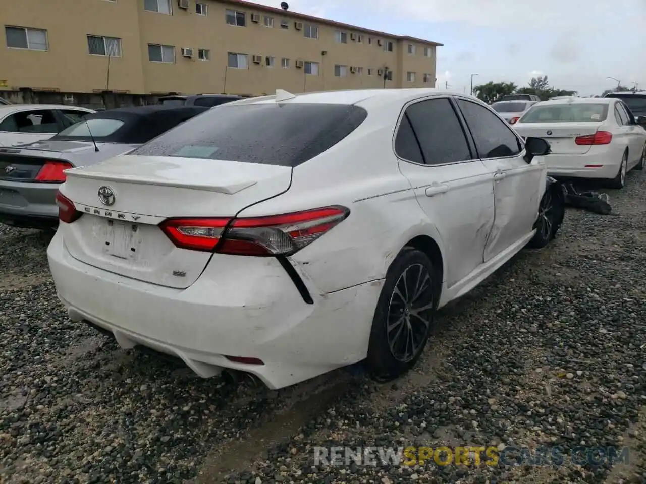 4 Фотография поврежденного автомобиля 4T1B11HK4KU241097 TOYOTA CAMRY 2019