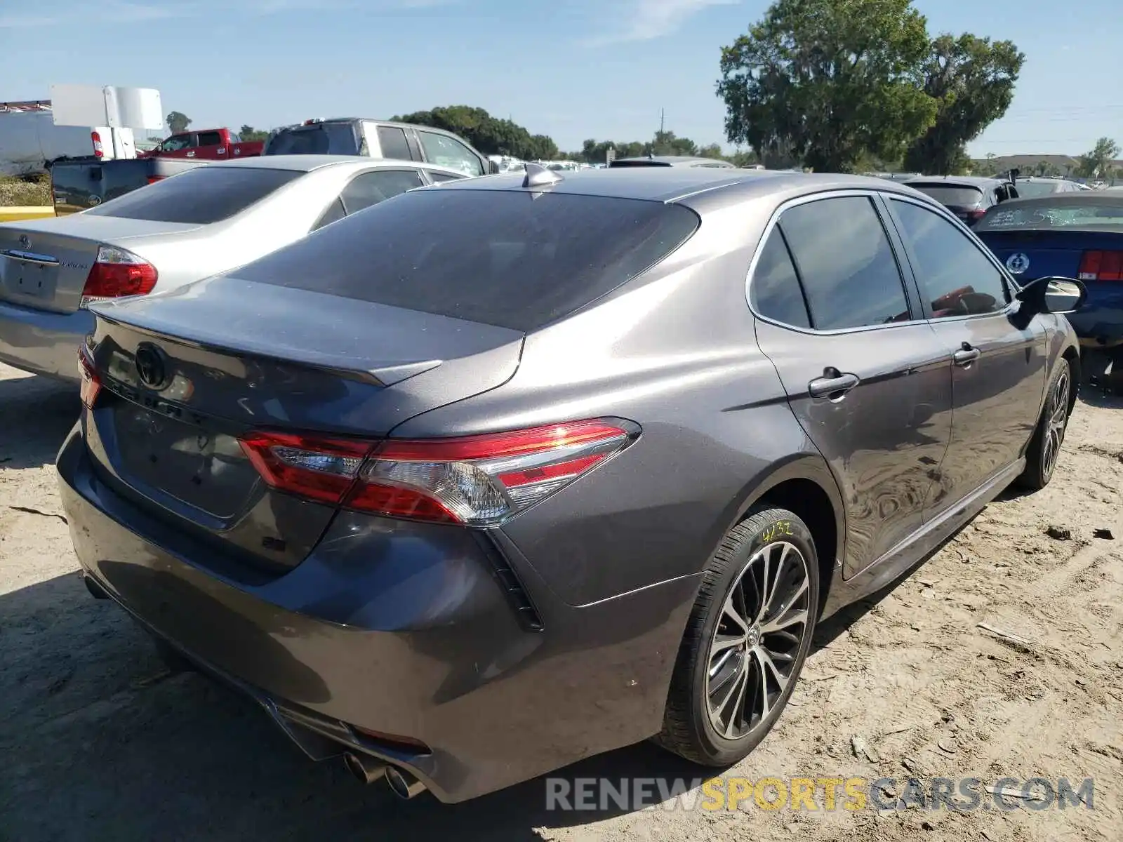 4 Фотография поврежденного автомобиля 4T1B11HK4KU706820 TOYOTA CAMRY 2019