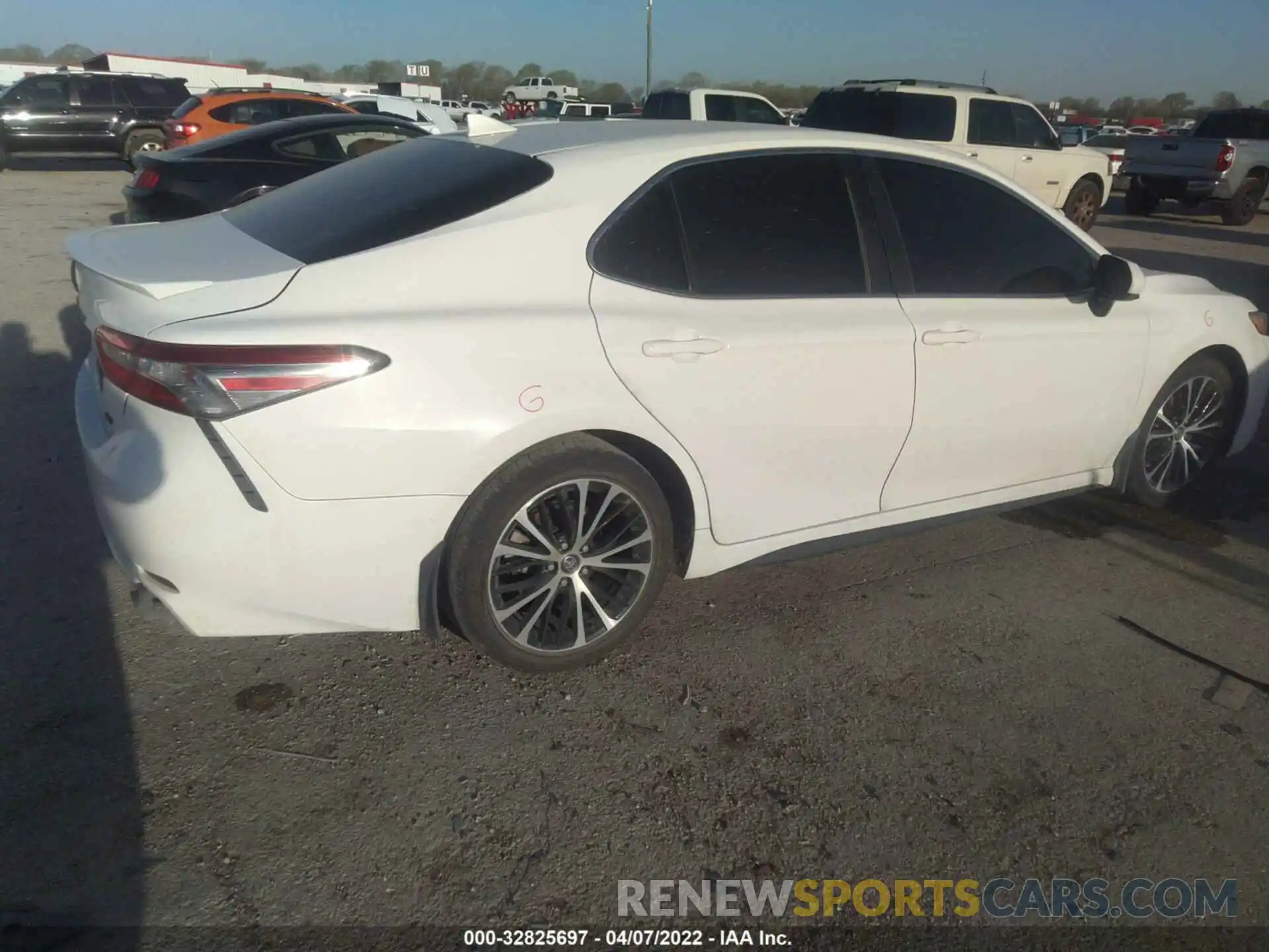 4 Фотография поврежденного автомобиля 4T1B11HK4KU836032 TOYOTA CAMRY 2019