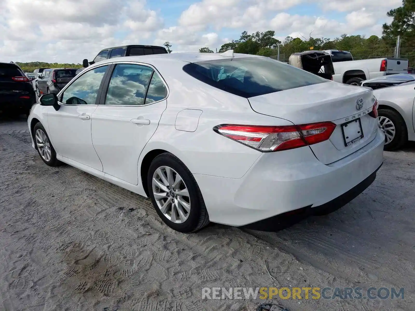 3 Photograph of a damaged car 4T1B11HK5KU289532 TOYOTA CAMRY 2019