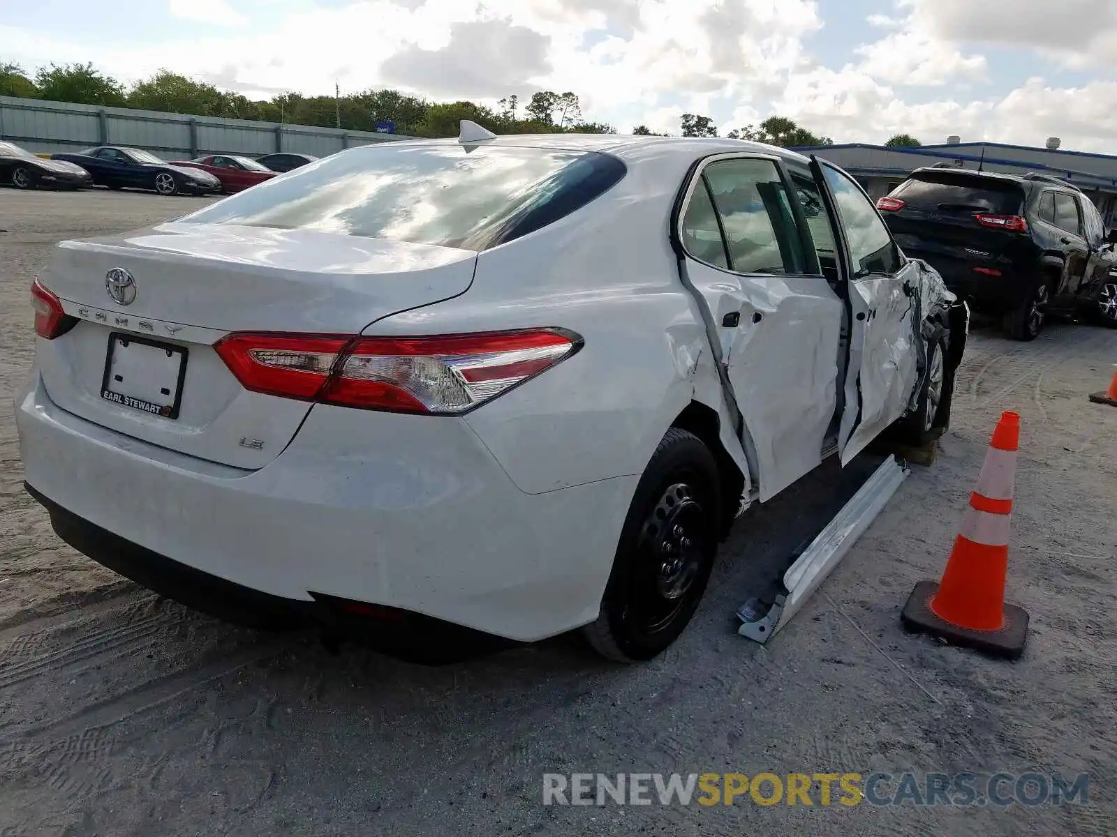 4 Photograph of a damaged car 4T1B11HK5KU289532 TOYOTA CAMRY 2019