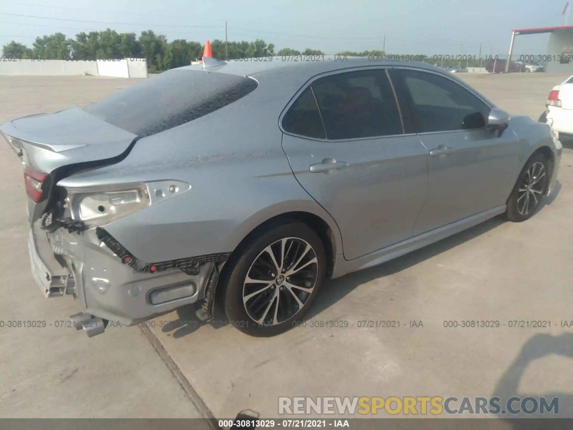 4 Photograph of a damaged car 4T1B11HK5KU680664 TOYOTA CAMRY 2019