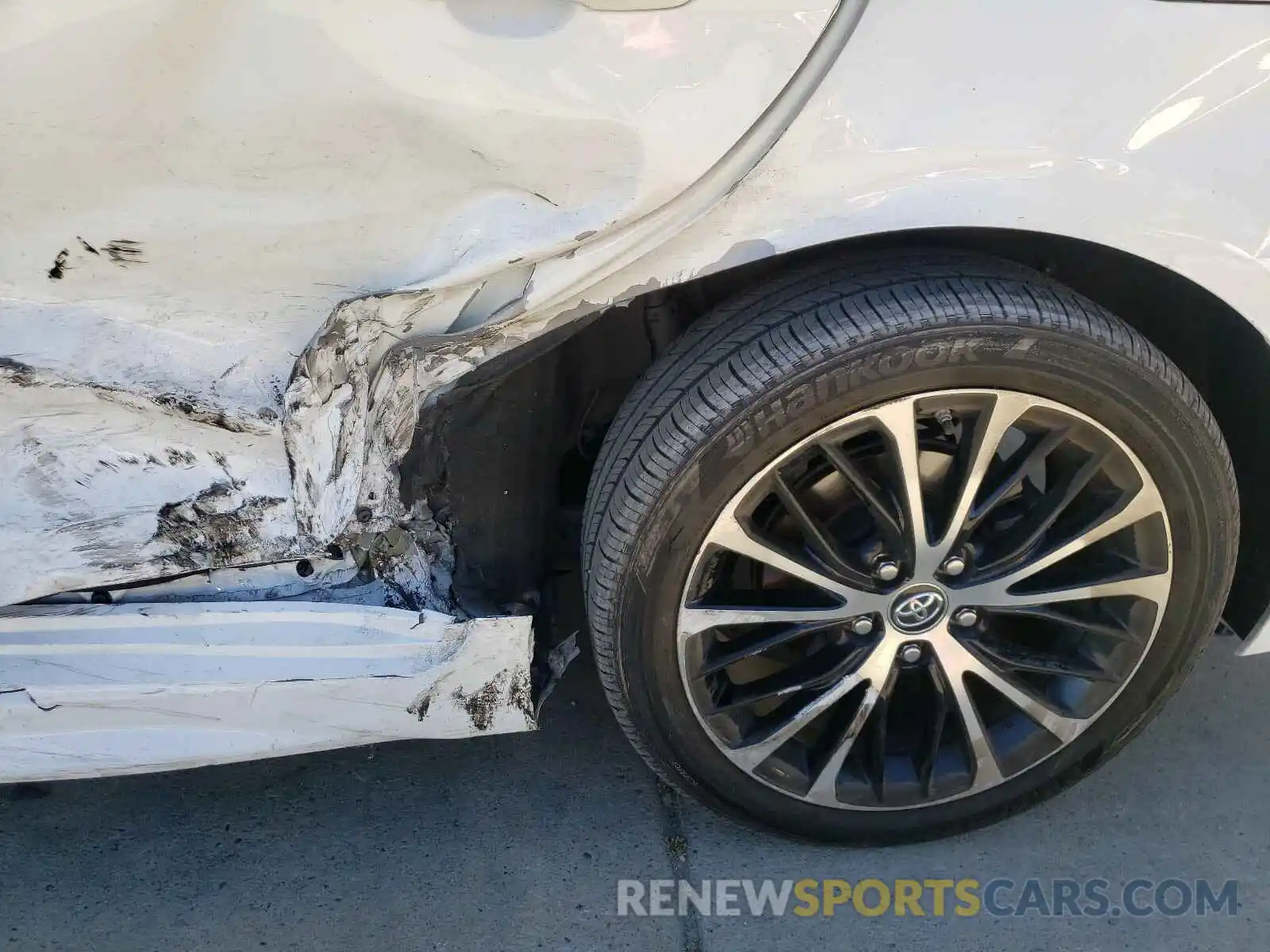 9 Photograph of a damaged car 4T1B11HK5KU702727 TOYOTA CAMRY 2019