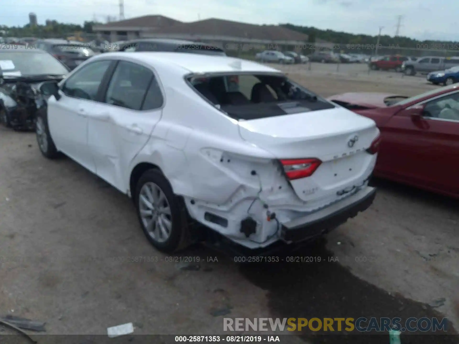 3 Photograph of a damaged car 4T1B11HK5KU752575 TOYOTA CAMRY 2019