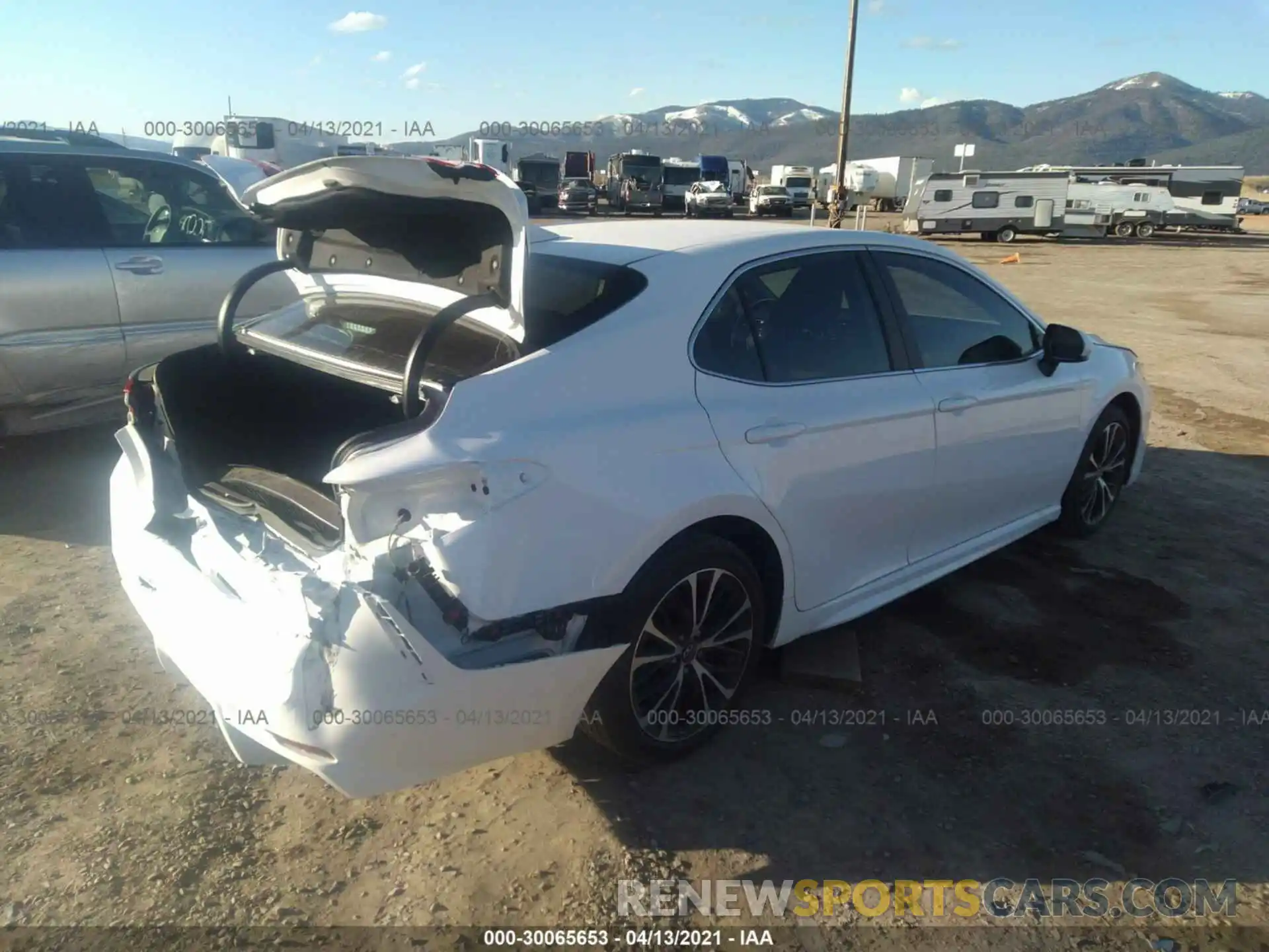 4 Photograph of a damaged car 4T1B11HK5KU826318 TOYOTA CAMRY 2019