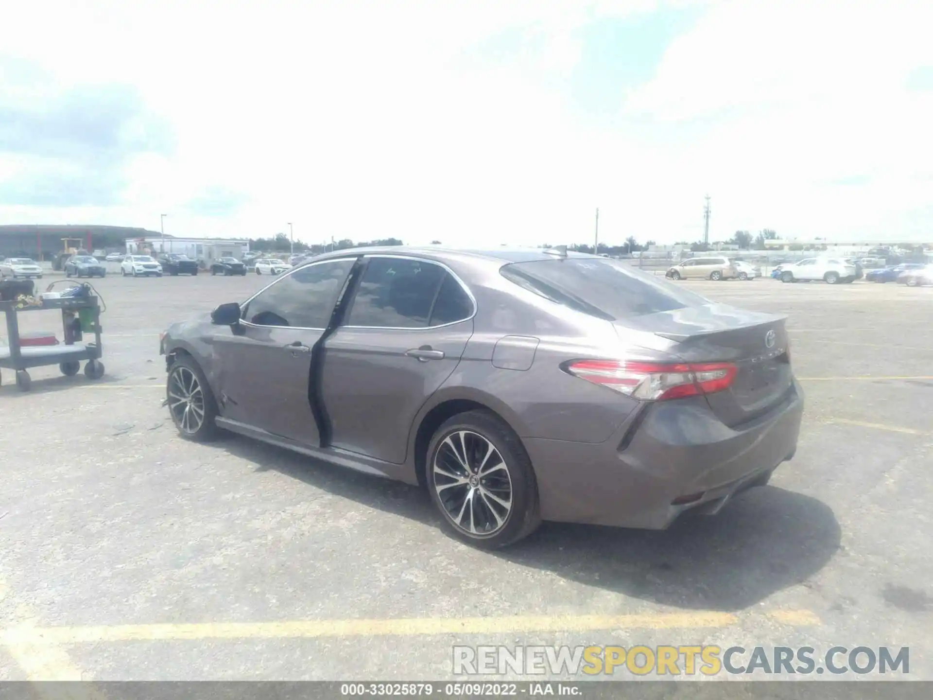 3 Photograph of a damaged car 4T1B11HK6KU162238 TOYOTA CAMRY 2019