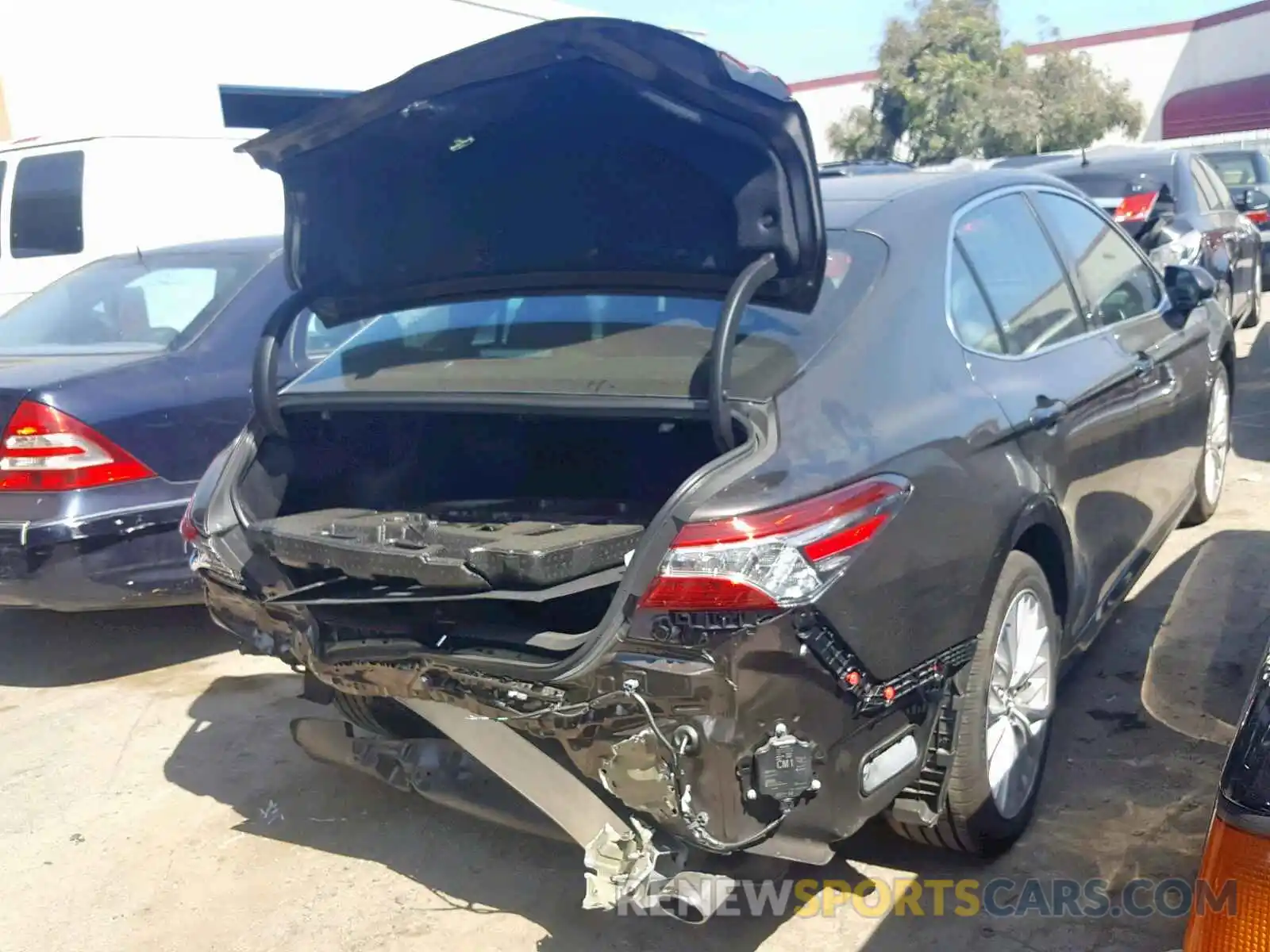 4 Фотография поврежденного автомобиля 4T1B11HK6KU713915 TOYOTA CAMRY 2019