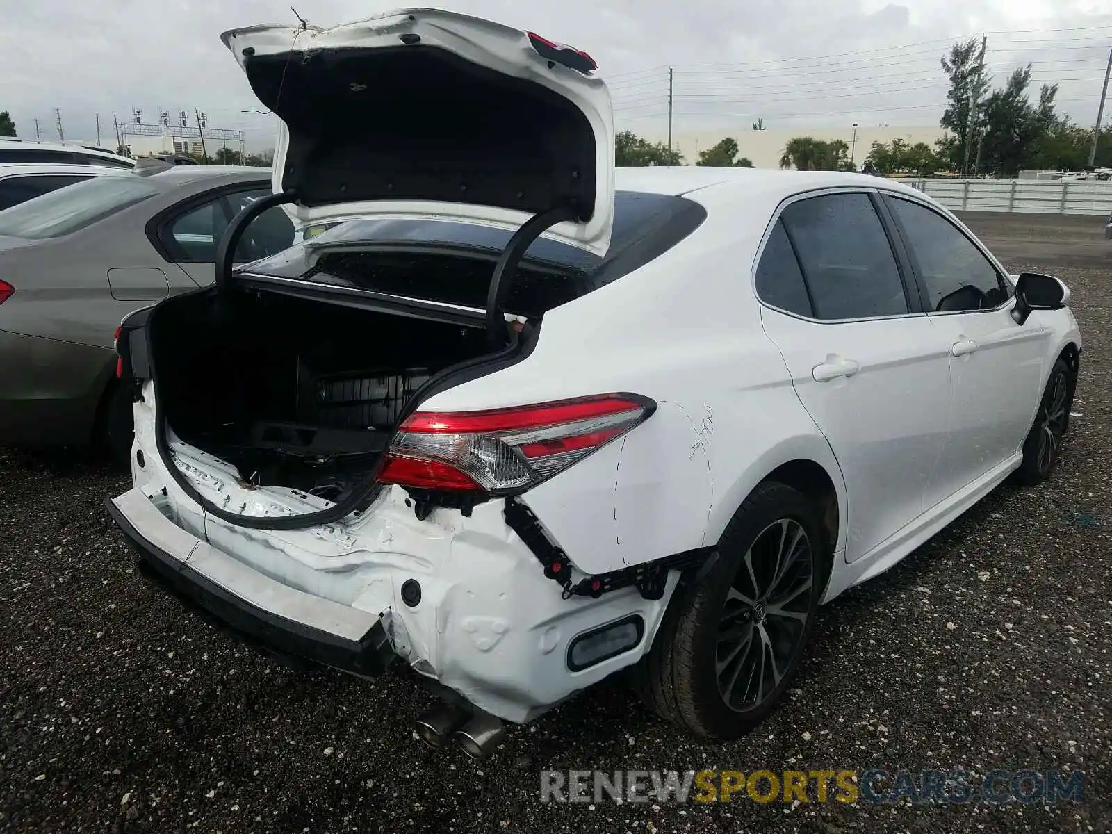 4 Photograph of a damaged car 4T1B11HK7KU683338 TOYOTA CAMRY 2019