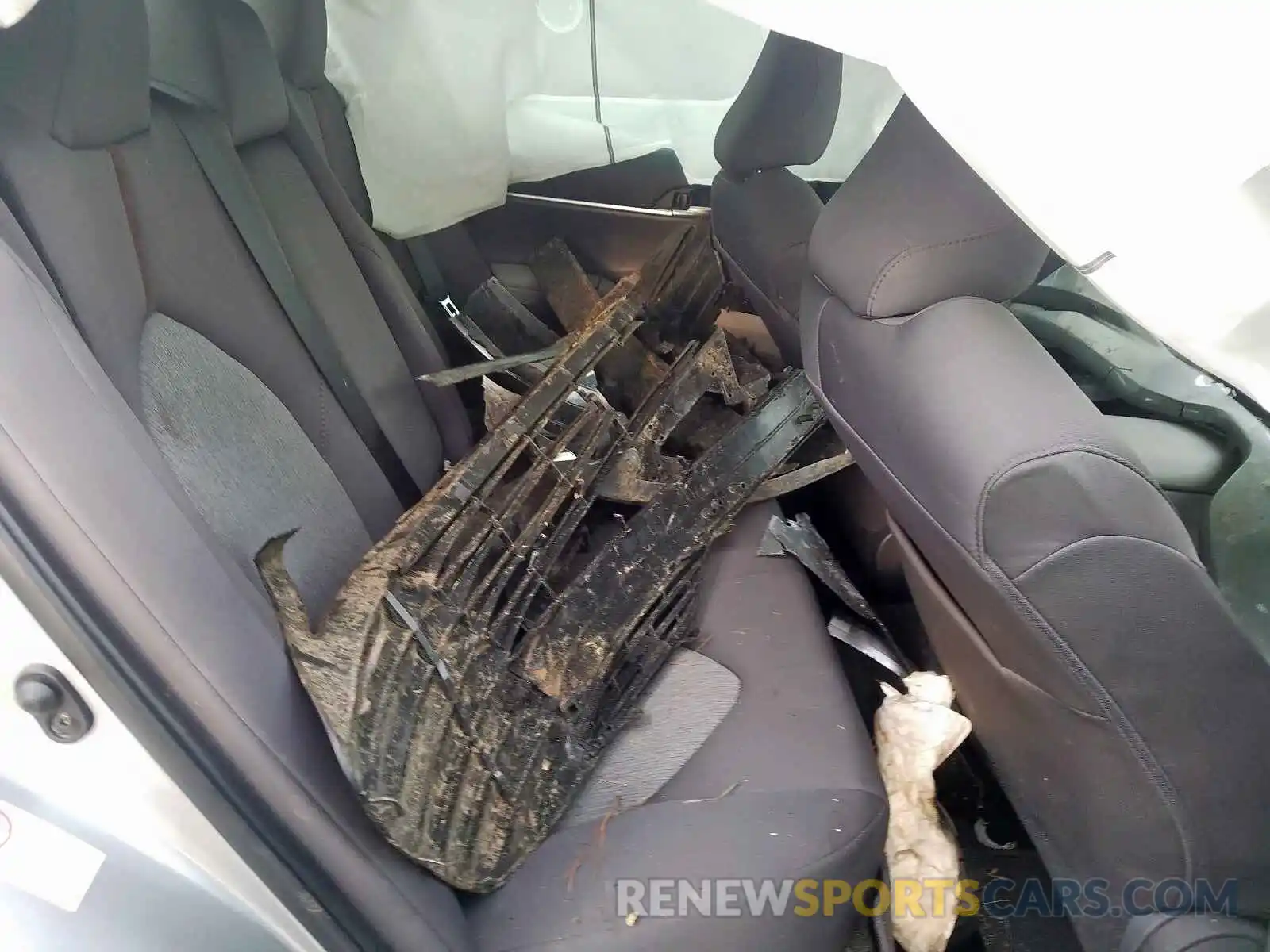 6 Photograph of a damaged car 4T1B11HK7KU696395 TOYOTA CAMRY 2019