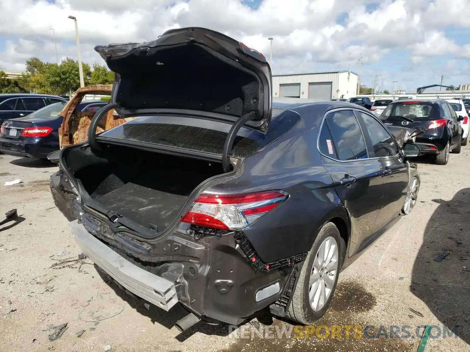 4 Фотография поврежденного автомобиля 4T1B11HK7KU817555 TOYOTA CAMRY 2019