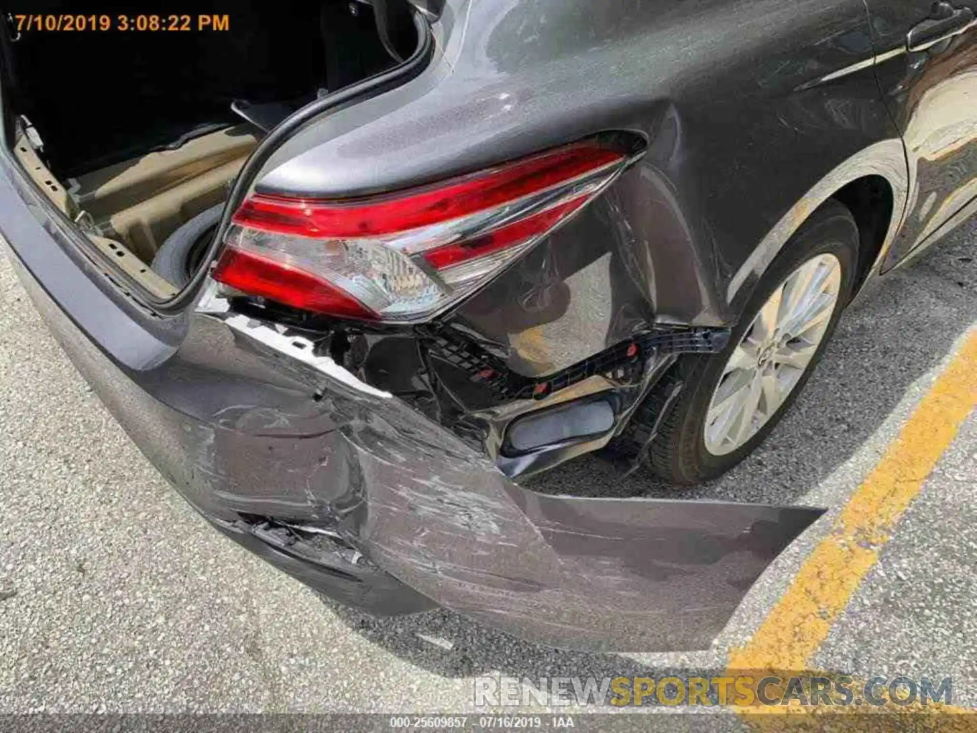 16 Photograph of a damaged car 4T1B11HK8KU195032 TOYOTA CAMRY 2019