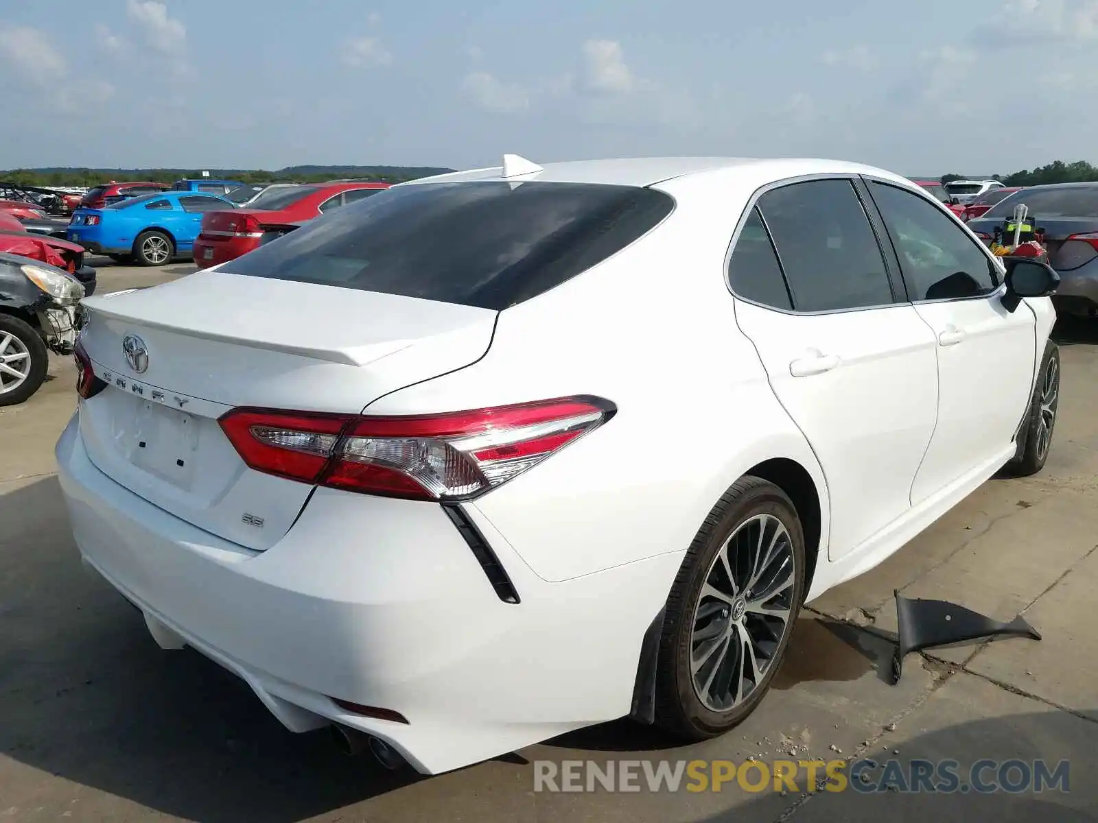 4 Фотография поврежденного автомобиля 4T1B11HK8KU215392 TOYOTA CAMRY 2019