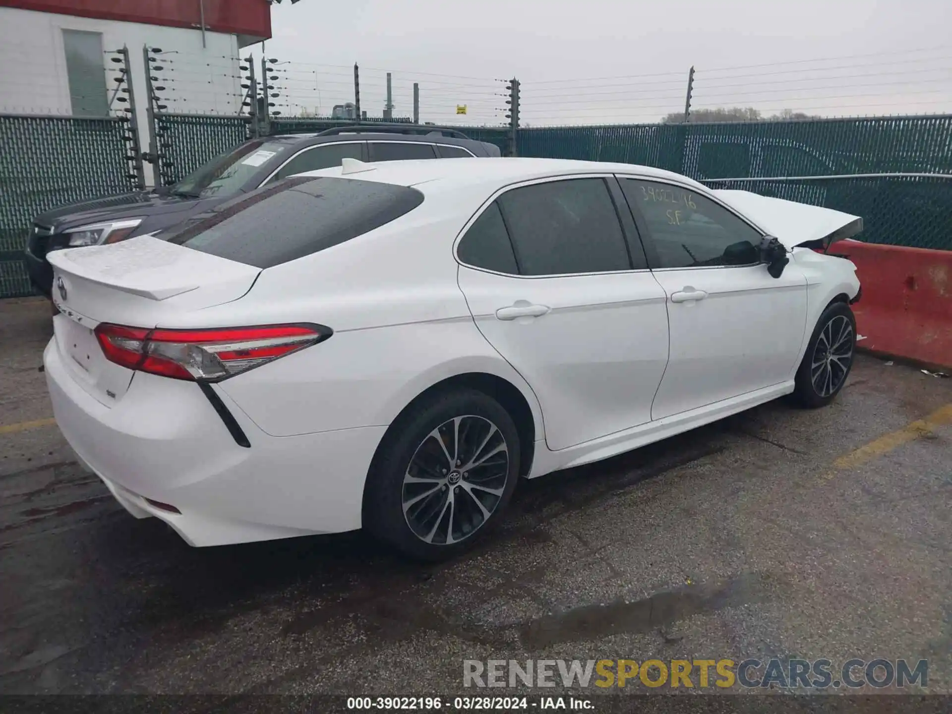 4 Photograph of a damaged car 4T1B11HK8KU680979 TOYOTA CAMRY 2019