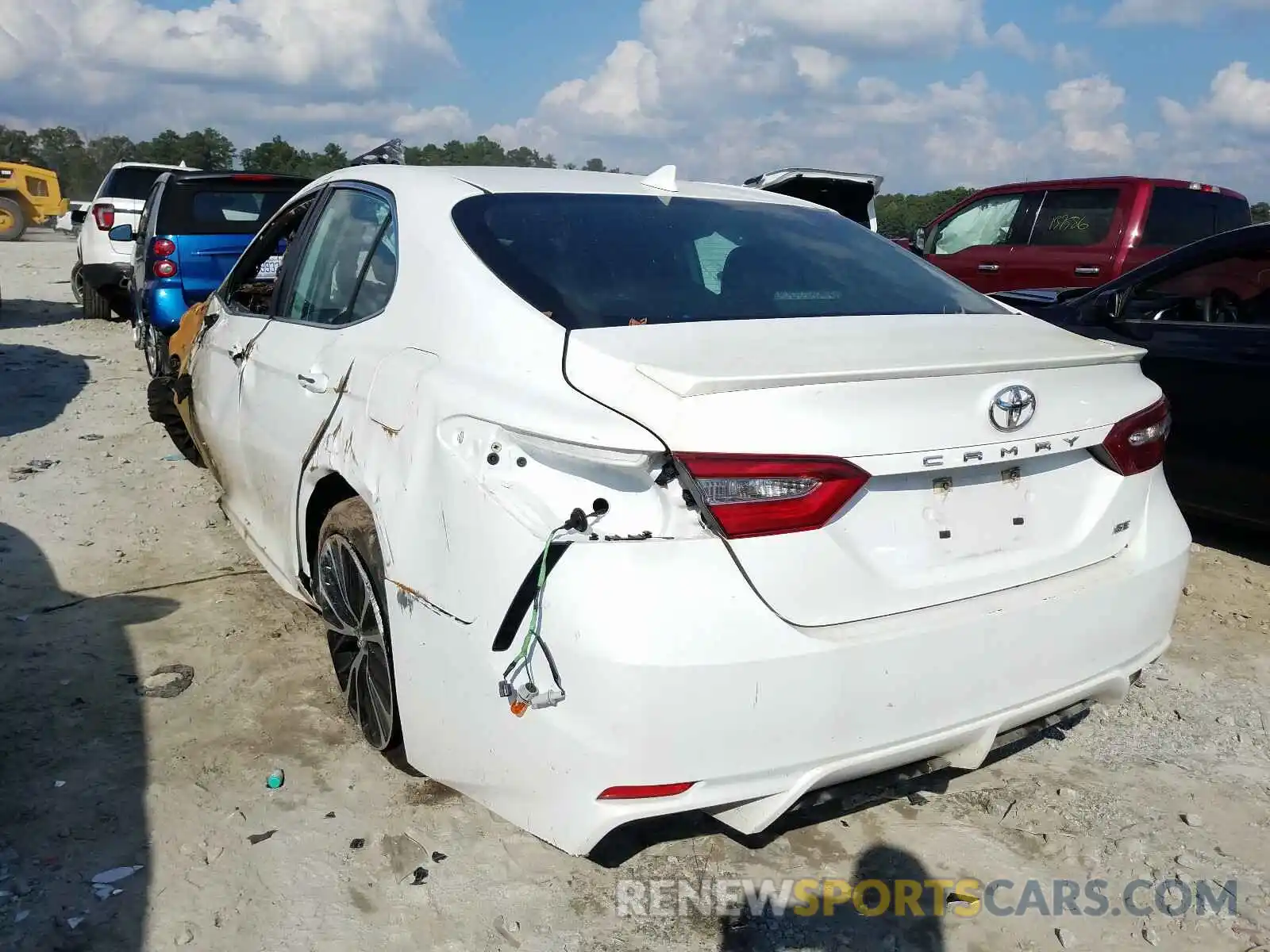 3 Фотография поврежденного автомобиля 4T1B11HK8KU696874 TOYOTA CAMRY 2019