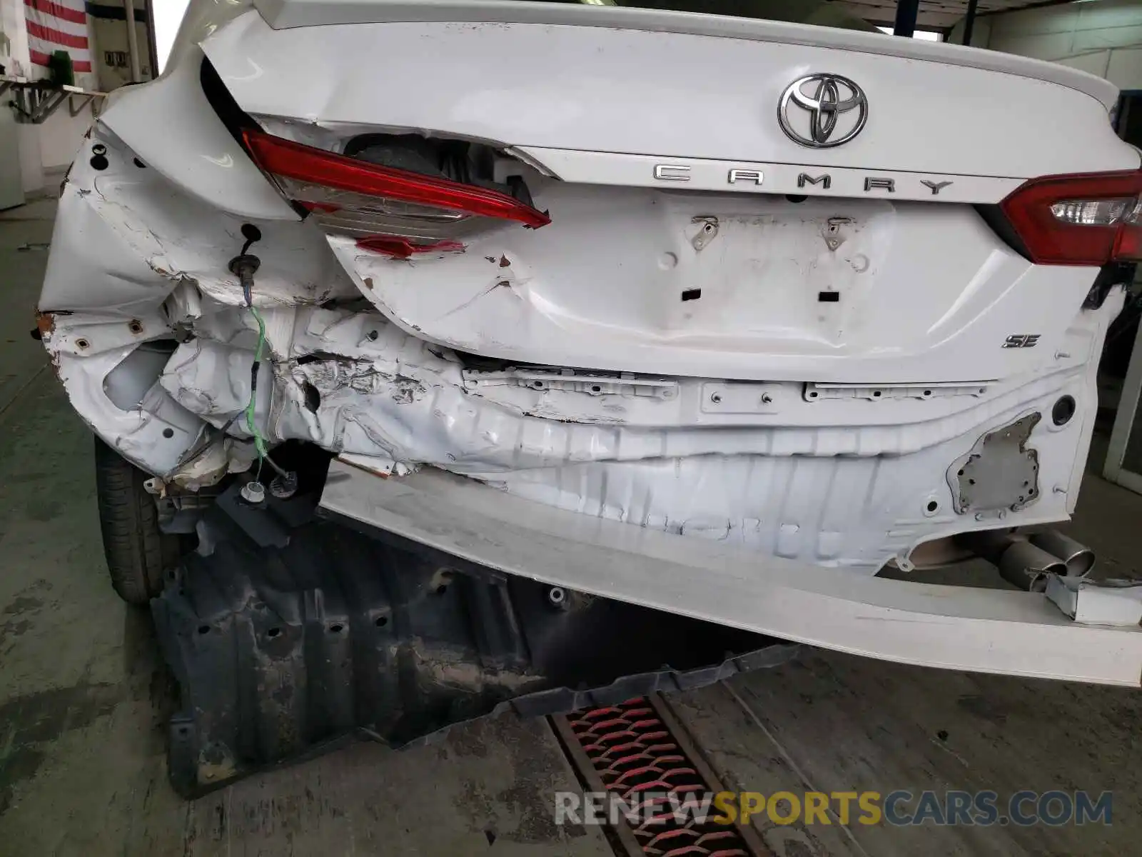 9 Photograph of a damaged car 4T1B11HK8KU735835 TOYOTA CAMRY 2019