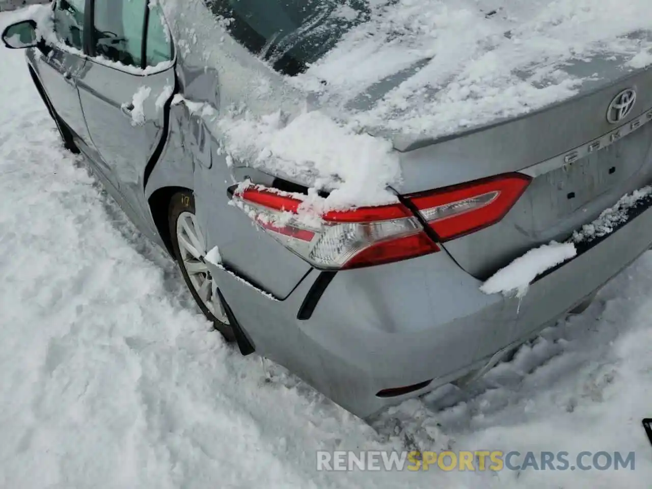 10 Photograph of a damaged car 4T1B11HK8KU752909 TOYOTA CAMRY 2019