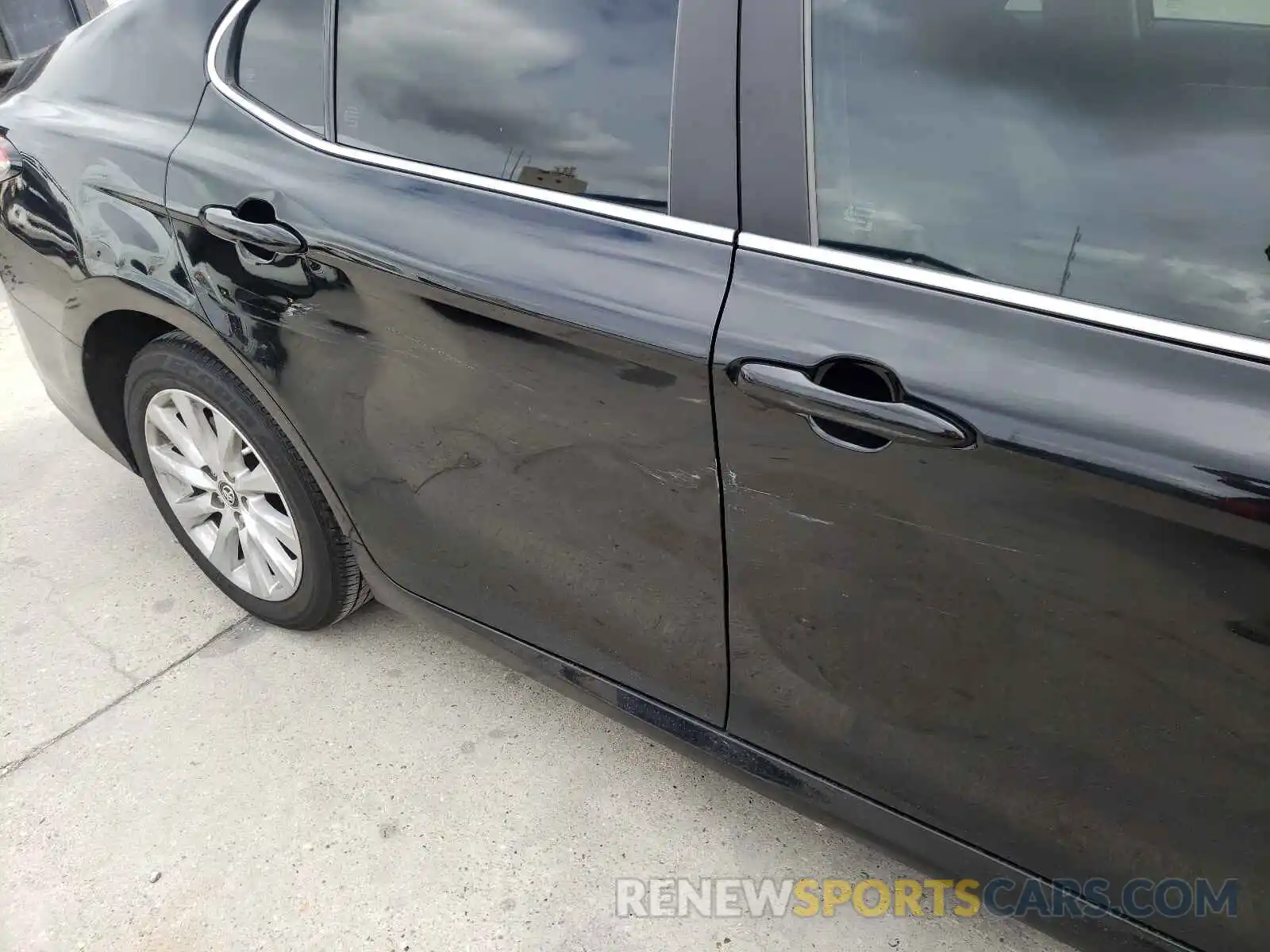 9 Photograph of a damaged car 4T1B11HK8KU813207 TOYOTA CAMRY 2019