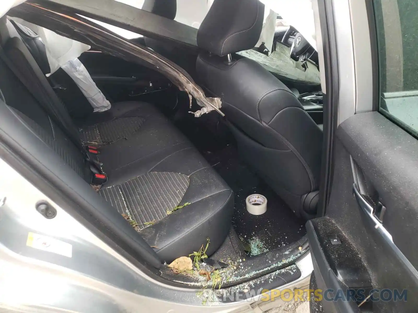 6 Photograph of a damaged car 4T1B11HK9KU208161 TOYOTA CAMRY 2019