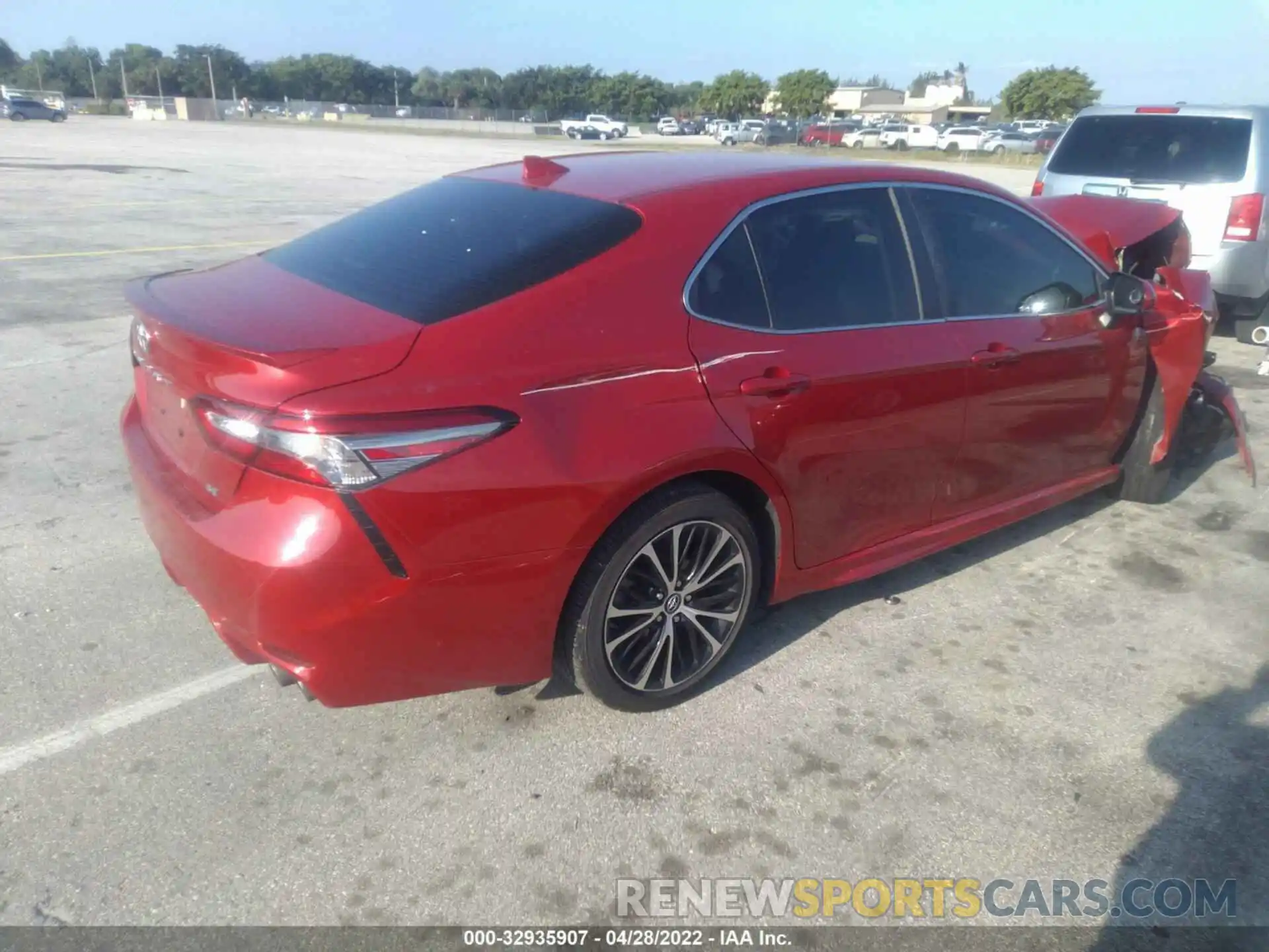 4 Photograph of a damaged car 4T1B11HK9KU235151 TOYOTA CAMRY 2019