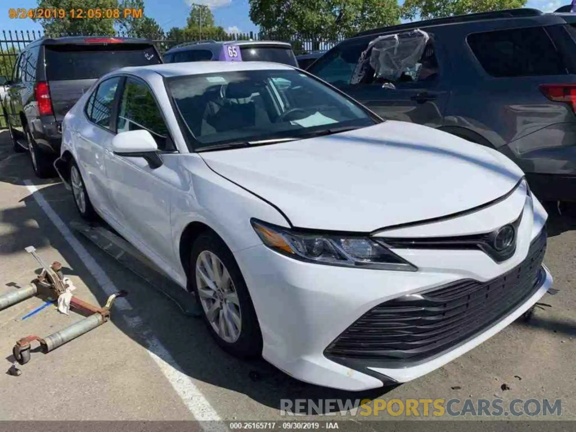 17 Photograph of a damaged car 4T1B11HKXKU232257 TOYOTA CAMRY 2019