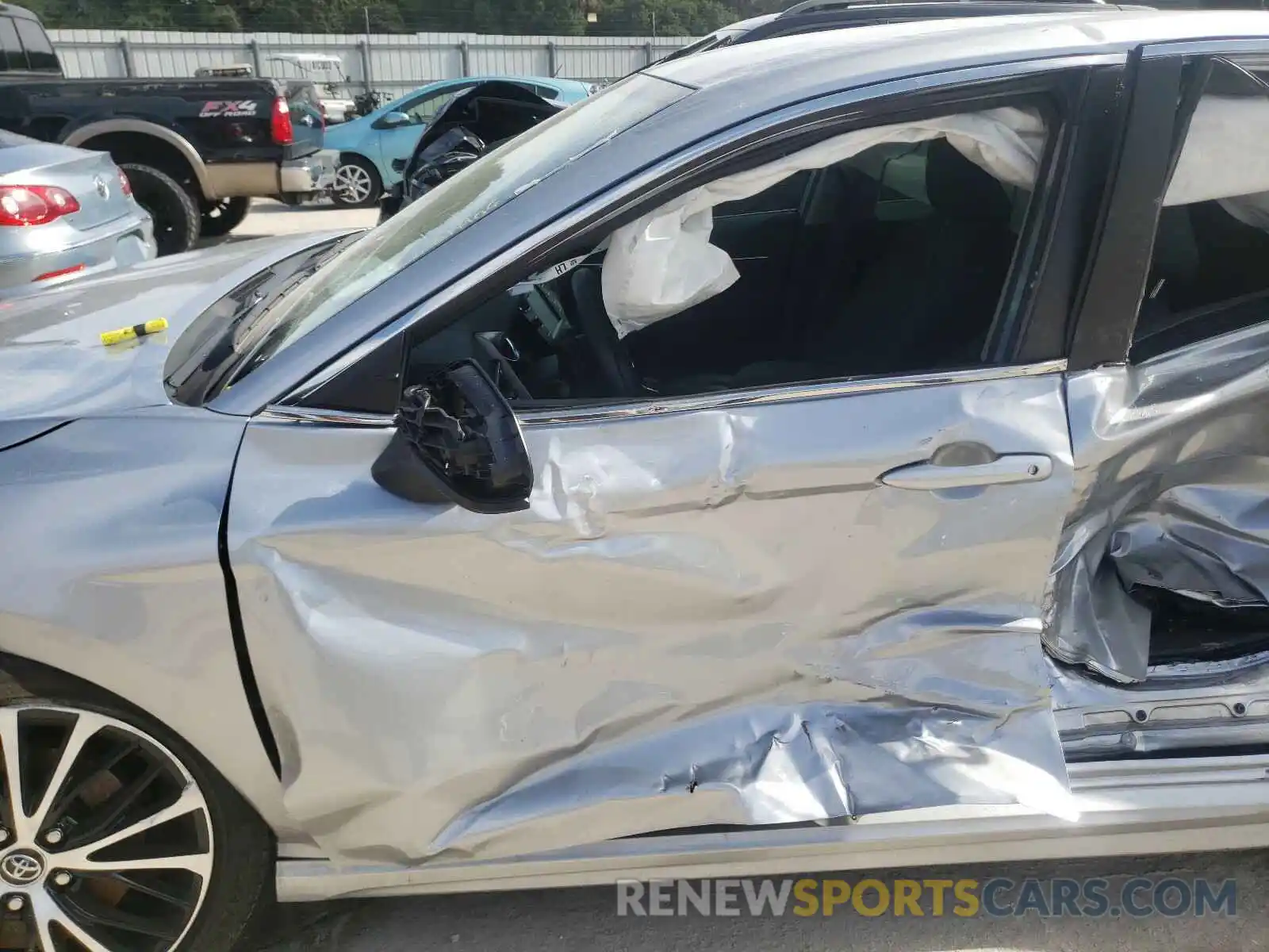 10 Photograph of a damaged car 4T1B11HKXKU292233 TOYOTA CAMRY 2019