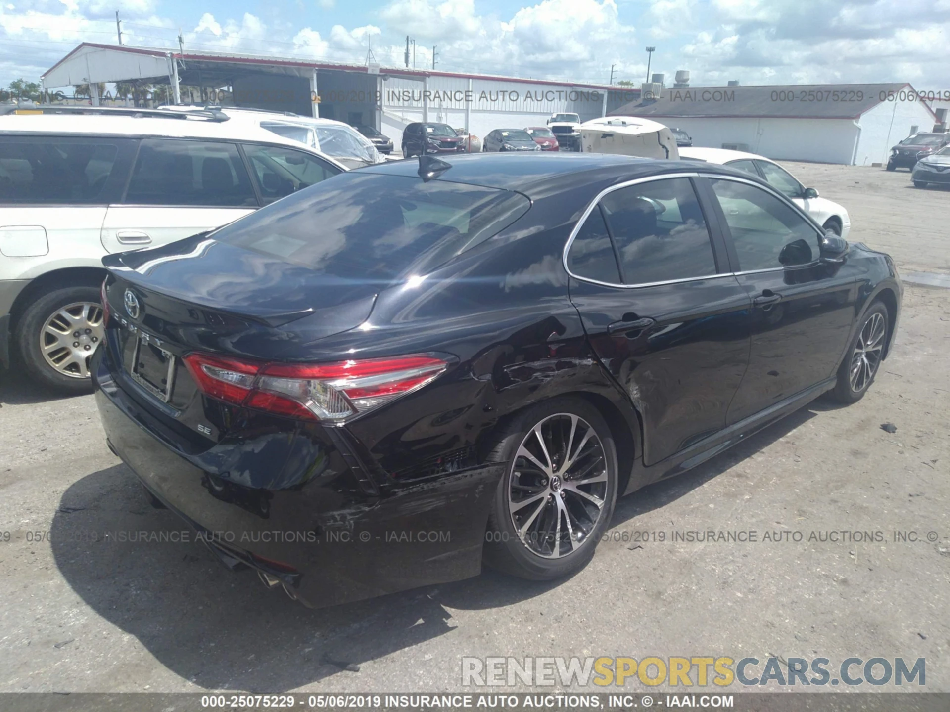 4 Photograph of a damaged car 4T1B11HKXKU751504 TOYOTA CAMRY 2019