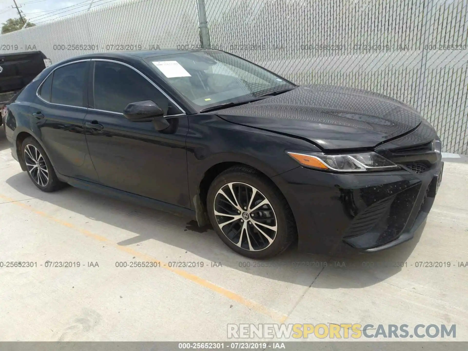 1 Photograph of a damaged car 4T1B11HKXKU752703 TOYOTA CAMRY 2019