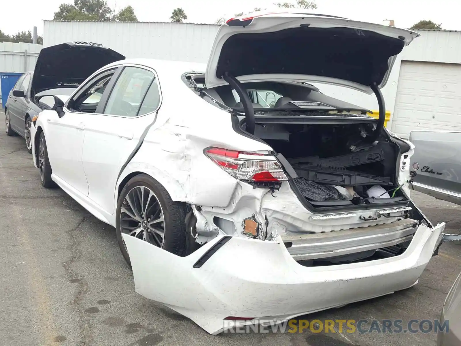 3 Photograph of a damaged car 4T1B21HK0KU511875 TOYOTA CAMRY 2019