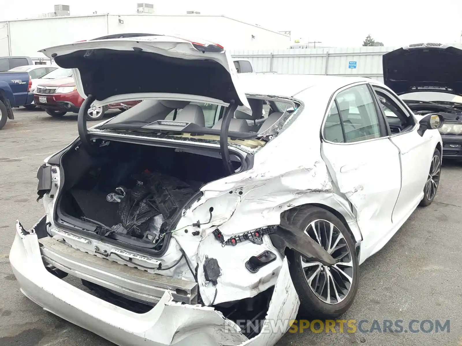 4 Photograph of a damaged car 4T1B21HK0KU511875 TOYOTA CAMRY 2019