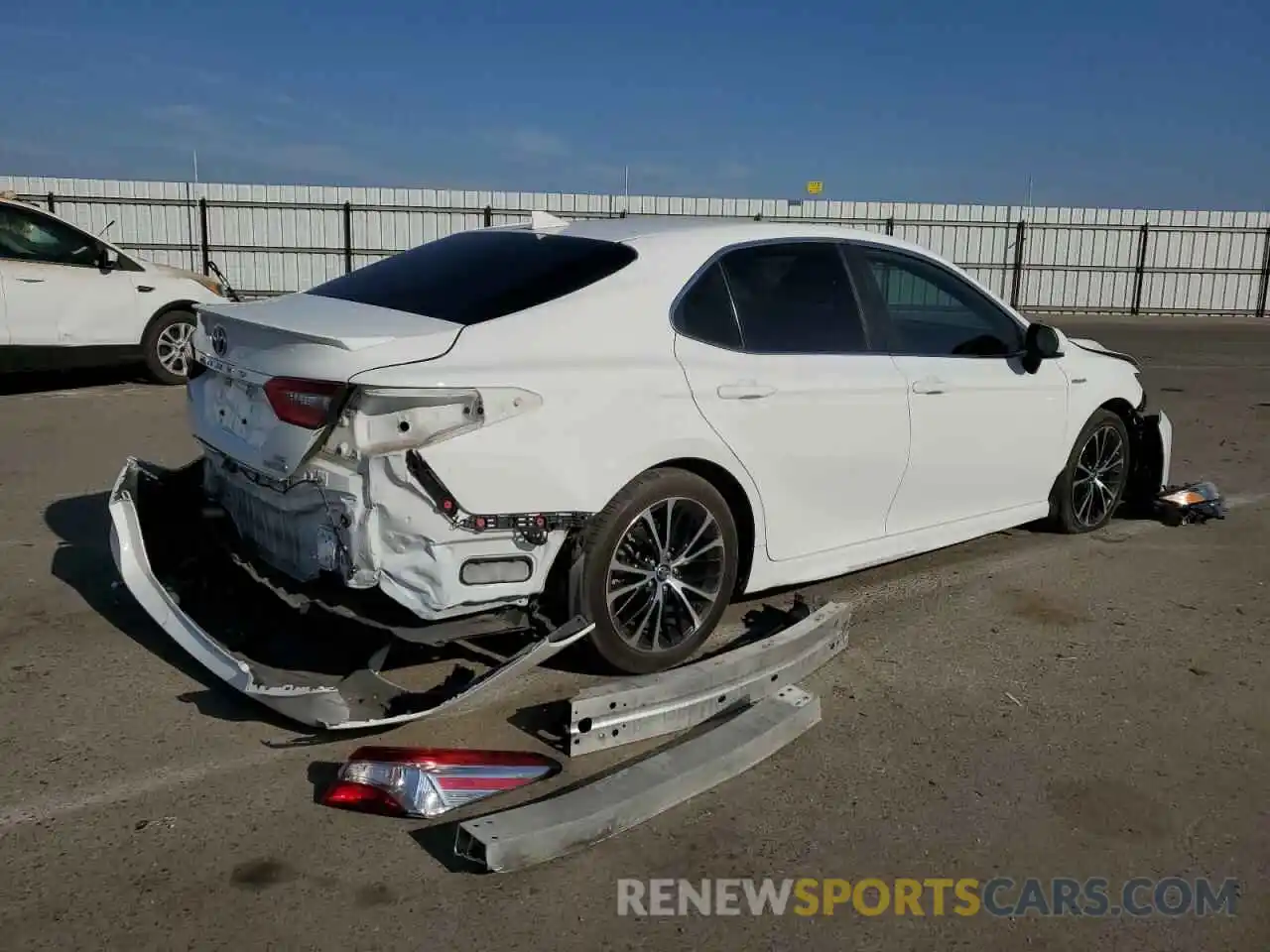 4 Photograph of a damaged car 4T1B21HK0KU511973 TOYOTA CAMRY 2019