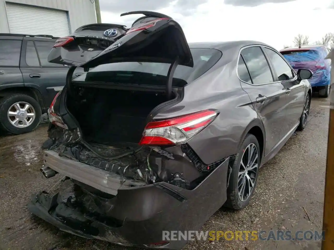 4 Photograph of a damaged car 4T1B21HK0KU513058 TOYOTA CAMRY 2019