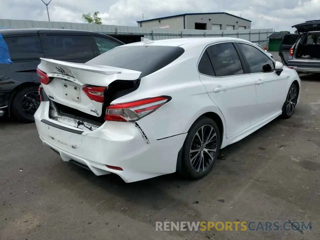 4 Photograph of a damaged car 4T1B21HK0KU515439 TOYOTA CAMRY 2019