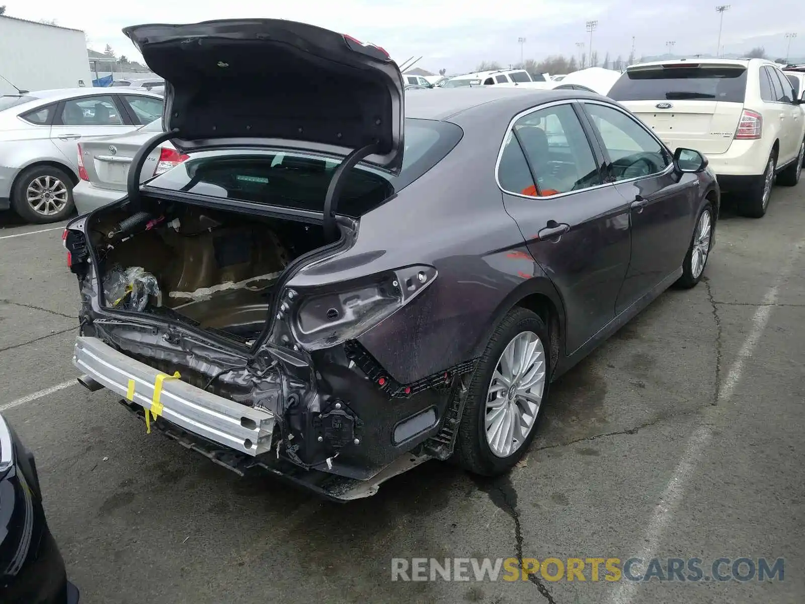 4 Photograph of a damaged car 4T1B21HK2KU013130 TOYOTA CAMRY 2019