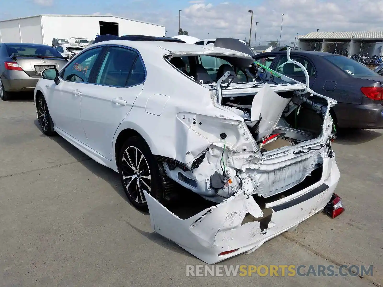 3 Photograph of a damaged car 4T1B21HK3KU517864 TOYOTA CAMRY 2019