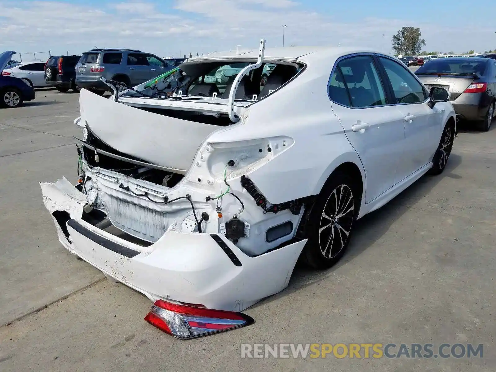 4 Photograph of a damaged car 4T1B21HK3KU517864 TOYOTA CAMRY 2019