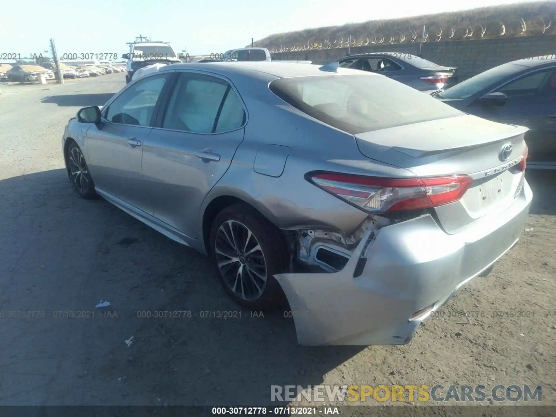 3 Фотография поврежденного автомобиля 4T1B21HK4KU011296 TOYOTA CAMRY 2019