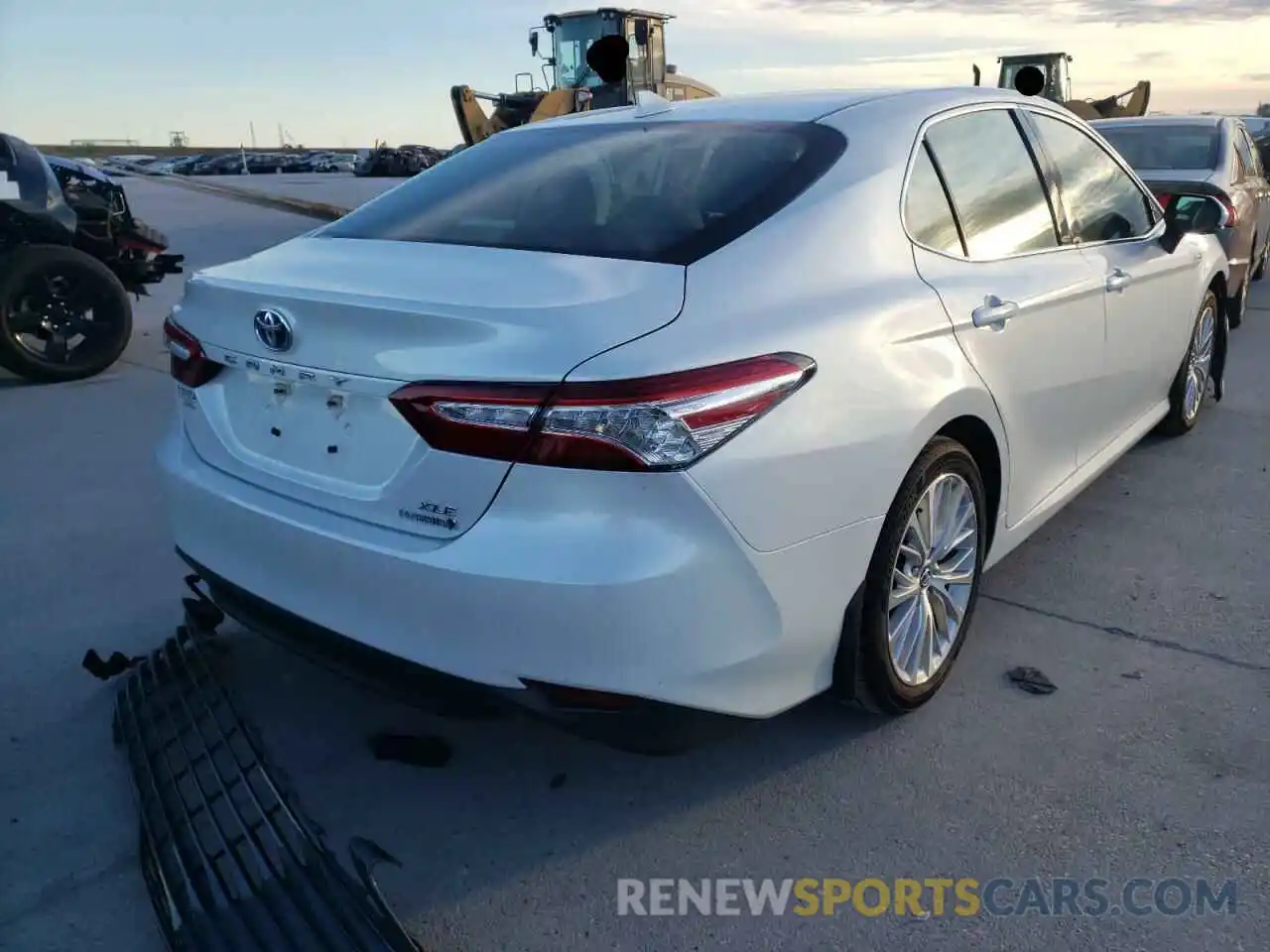 4 Photograph of a damaged car 4T1B21HK4KU513810 TOYOTA CAMRY 2019