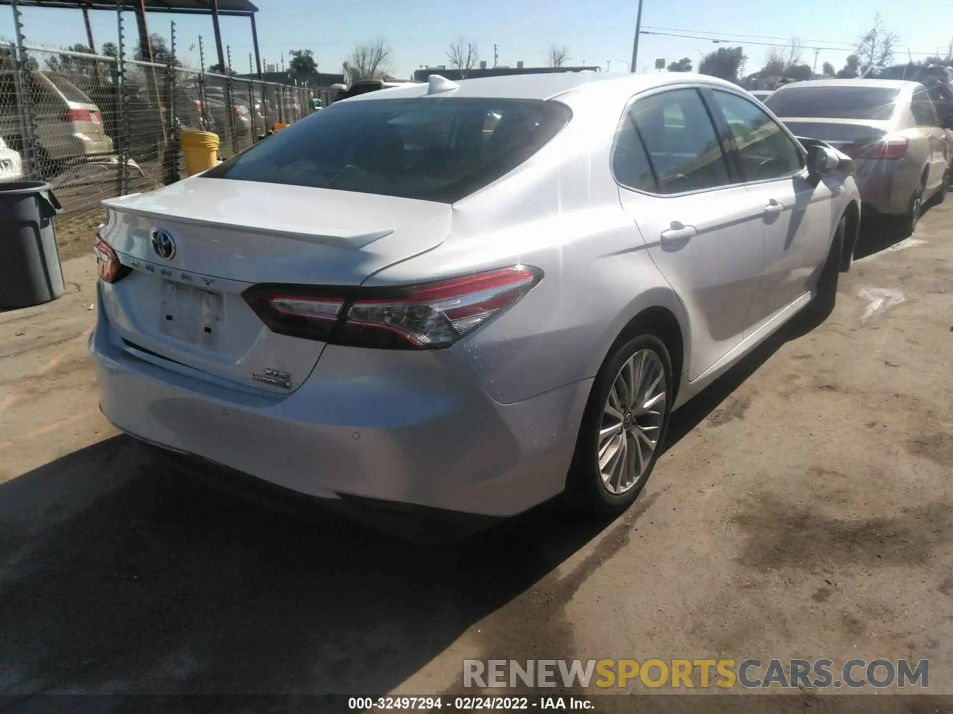 4 Photograph of a damaged car 4T1B21HK5KU520247 TOYOTA CAMRY 2019