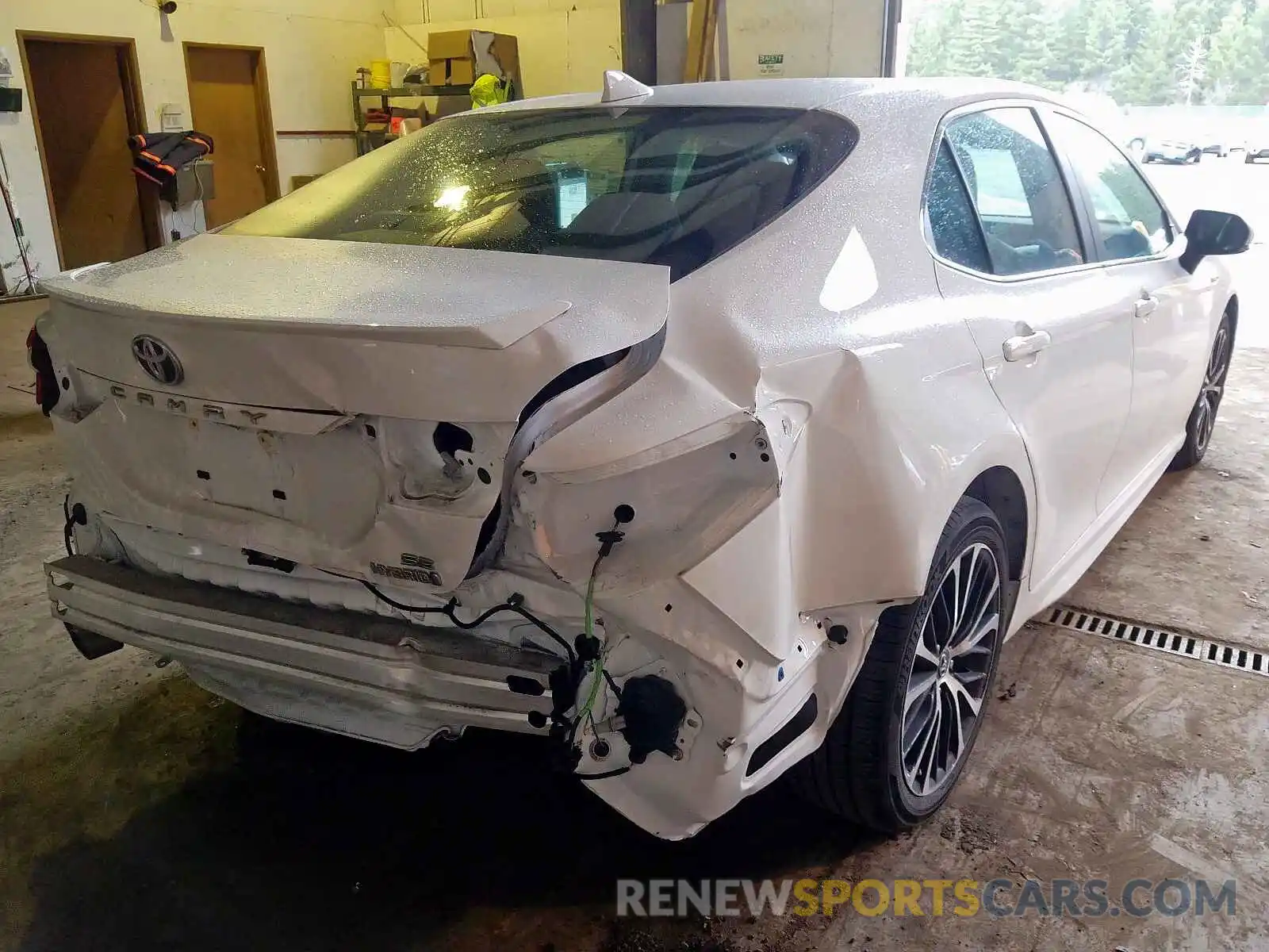 4 Photograph of a damaged car 4T1B21HK6KU012319 TOYOTA CAMRY 2019