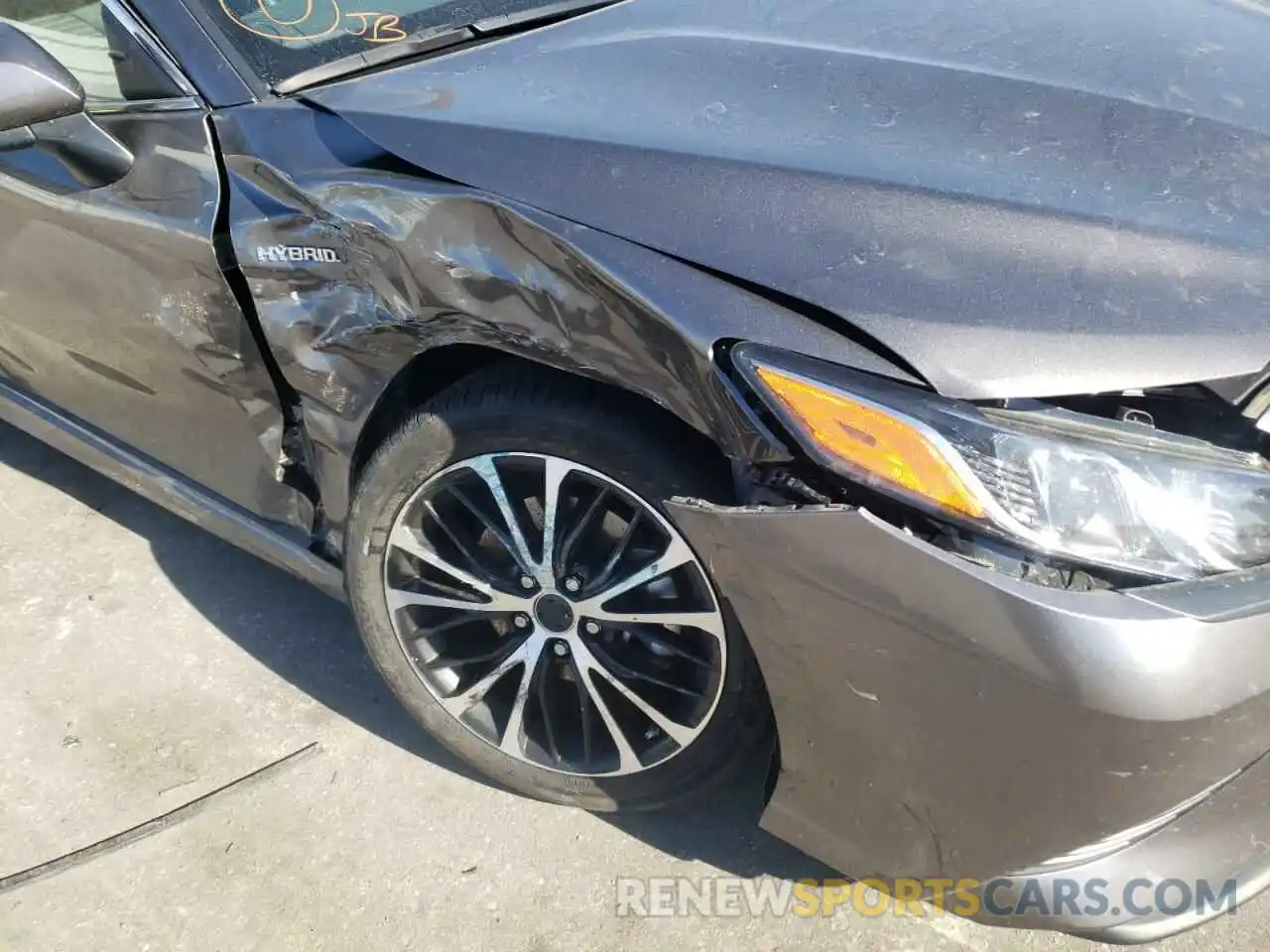 9 Photograph of a damaged car 4T1B21HK6KU517132 TOYOTA CAMRY 2019