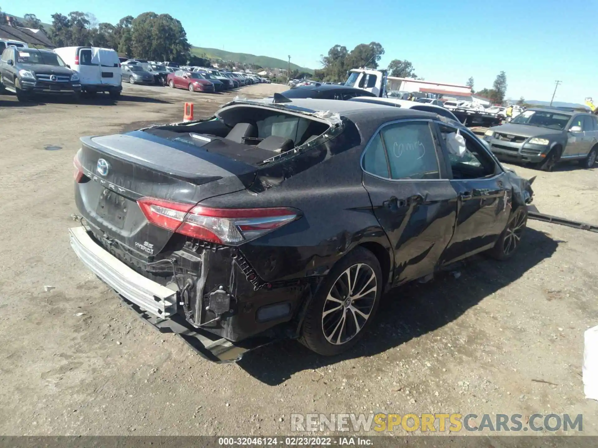 4 Photograph of a damaged car 4T1B21HK6KU518801 TOYOTA CAMRY 2019