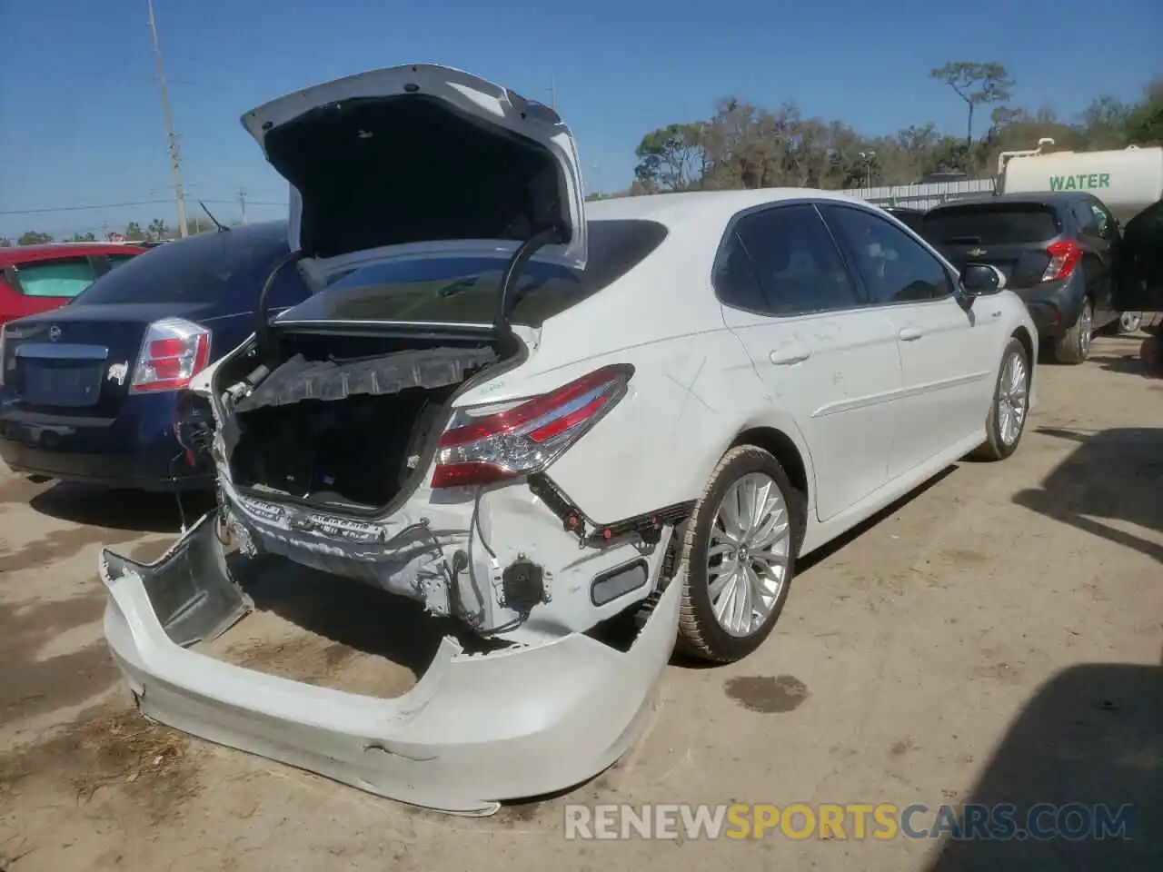 4 Photograph of a damaged car 4T1B21HK6KU519804 TOYOTA CAMRY 2019