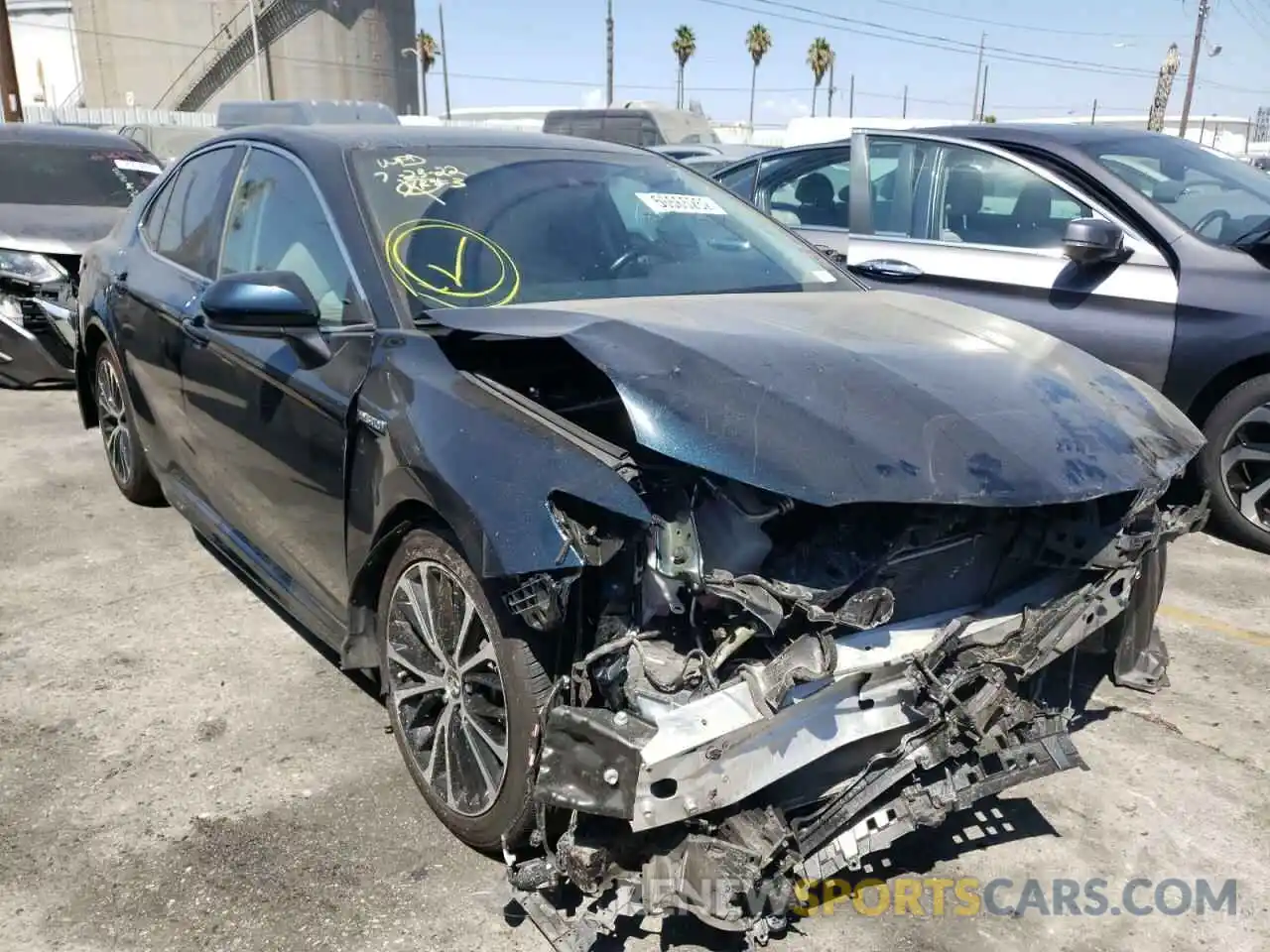 1 Photograph of a damaged car 4T1B21HK6KU520421 TOYOTA CAMRY 2019