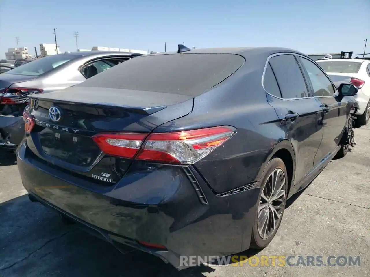 4 Photograph of a damaged car 4T1B21HK6KU520421 TOYOTA CAMRY 2019